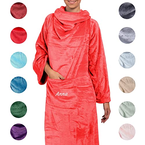 Personalisierte Kuscheldecke mit Namen (Rot) - Decke mit Ärmeln | Mit Bestickung nach Wunsch | Super als TV-Decke mit Ärmeln | Super Geschenk für Frauen | Fleecedecke