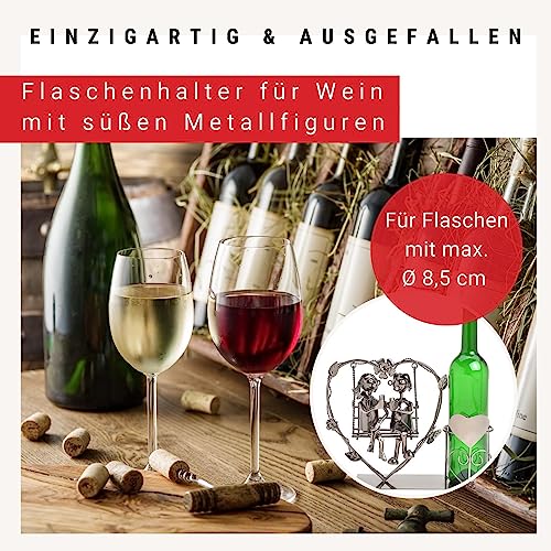 Wein Flaschenhalter Liebespaar auf Schaukel in großem Herz – Weinflaschenhalter Metall mit Figuren als Geschenk oder Dekoartikel für zu Hause - 2