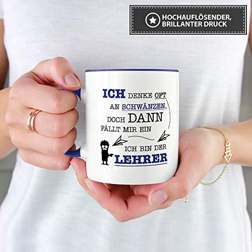 Tasse mit SpruchIch Denke Oft an Schwänzen, Doch Dann Fällt Mir EIN, Ich Bin der Lehrer -/Schule/Abschied/Lehrer-Geschenk/Geschenk-Idee/Lustig/Witzig/Innen & Henkel Dunkelblau - 3