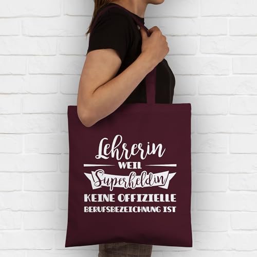 Shirtracer Lehrer – Lehrerin weil Superheldin keine offizielle Berufsbezeichnung ist – Unisize – Bordeauxrot – geschenk lehrerin geschenk – WM101 – Stoffbeutel aus Baumwolle Jutebeutel lange Henkel - 3